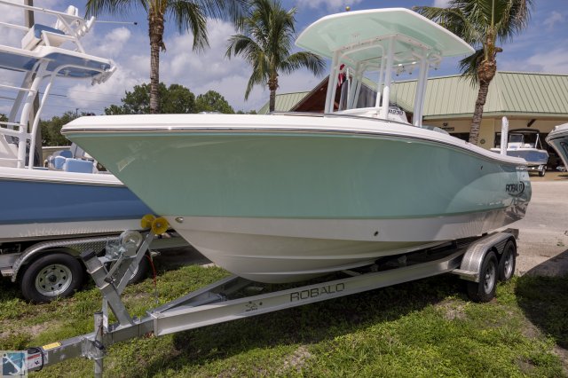 New 2023 Robalo R230 for sale